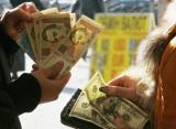 Ризик 30 гривень за долар: експерти розповіли, що буде з курсом