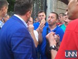 Митингующие не выпускают депутатов и журналистов из Рады