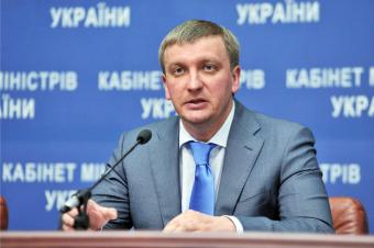 Госаппарат сократят на 30-50%, благодаря чему увеличат зарплаты госслужащим - П.Петренко
