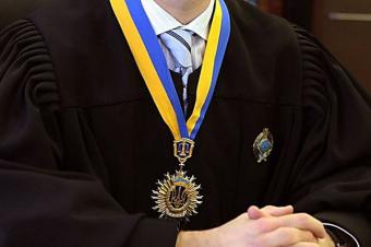 Парламент звільнив 225 суддів
