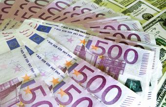 В РФ евро впервые с марта превысил 70 руб., курс доллара достиг 64,19 руб.