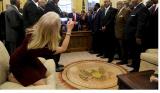 Пользователи сети обсуждают фотографию с советником Трампа в Овальном кабинете