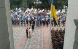 Под парламентом горят дымовые шашки