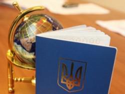 Відтепер для отримання закордонного паспорта довідка з військкомату не потрібна