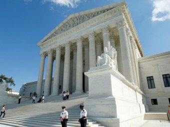 Верховный суд США рассмотрит дело по миграционному указу Трампа