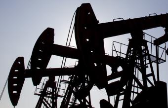 Цены на нефть остаются в районе майских минимумов