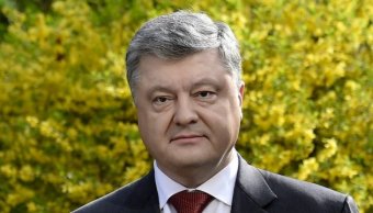 Порошенко поздравил украинцев с Троицей и призвал верить в победу добра