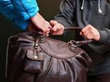 У Києві в чоловіка відібрали сумку з кількома мільйонами