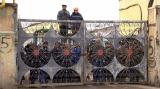 В Одесі робітники зачинили вхід на завод і не пускають податківців