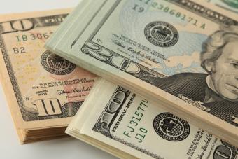Українці стали продавати вдвічі більше доларів