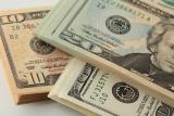 Українці стали продавати вдвічі більше доларів