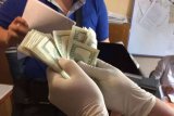 Более половины украинцев не против, чтобы взяточников ловили "на живца"