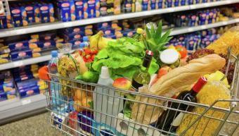 Казахстанцам выгоднее покупать импортные продукты питания