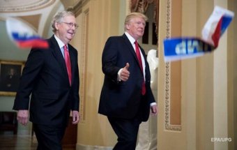 Трампа забросали российскими флагами