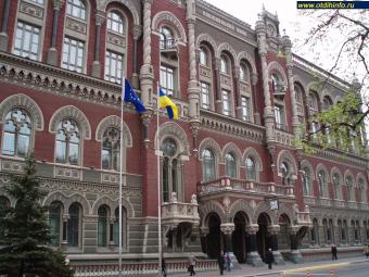 НБУ виходить на ринок з продажем валюти через надлишковий попит
