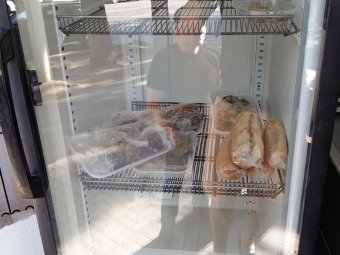 Алматинцы активно наполняют общественные холодильники бесплатными продуктами, Казахтан