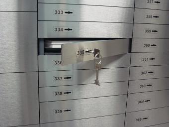 У киянок з банківських сейфів вкрали долари і злиток золота