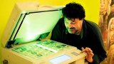 Киевлянин пытался расплатиться в банке за покупку авто отксеренными гривнами