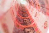 Гривня продолжает падение на закрытии межбанка