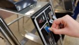 С завтрашнего дня в киевском метро будут действовать только синие жетоны