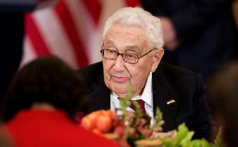Кремль хочет видеть Киссинджера посредником с США