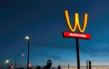 McDonald&rsquo;s впервые в истории изменил логотип в честь 8 марта