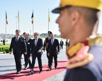 Президент Украины начал официальный визит в Румынию