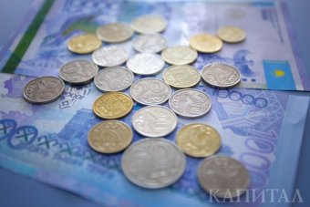 Тенге стабилен в начале торгов KASE