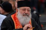 Як у Львові прощаються з Любомиром Гузаром: віряни з дітьми та квітами прибували всю ніч